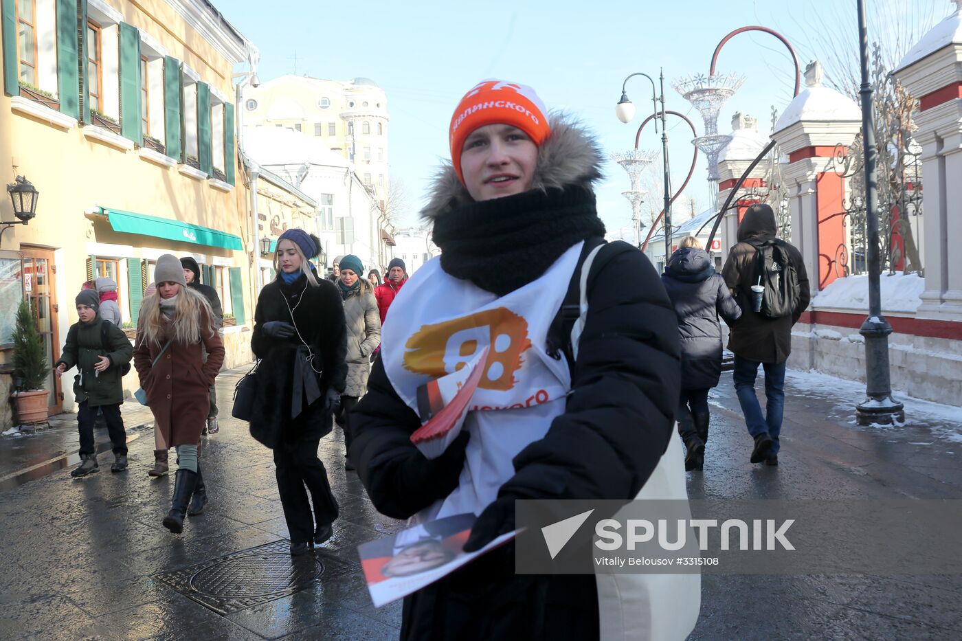 Distributing election leaflets in support of presidential candidate Grigory Yavlinsky