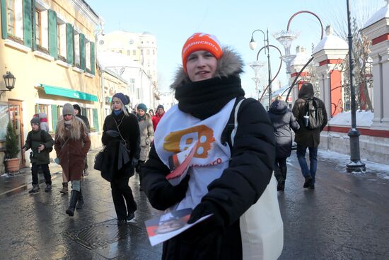Distributing election leaflets in support of presidential candidate Grigory Yavlinsky