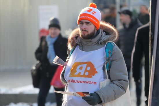 Distributing election leaflets in support of presidential candidate Grigory Yavlinsky