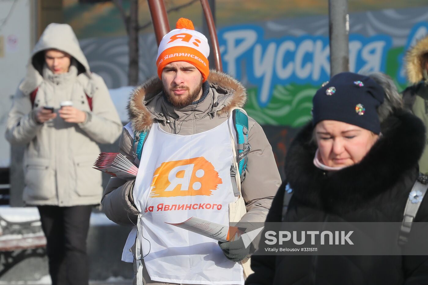 Distributing election leaflets in support of presidential candidate Grigory Yavlinsky