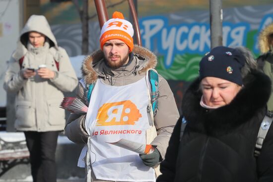 Distributing election leaflets in support of presidential candidate Grigory Yavlinsky