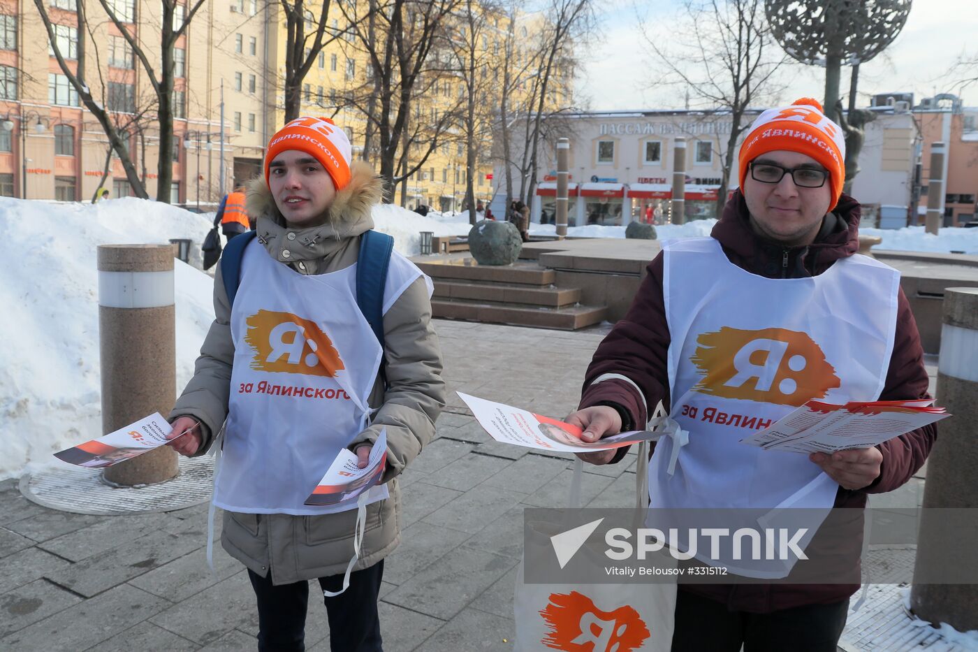 Distributing election leaflets in support of presidential candidate Grigory Yavlinsky