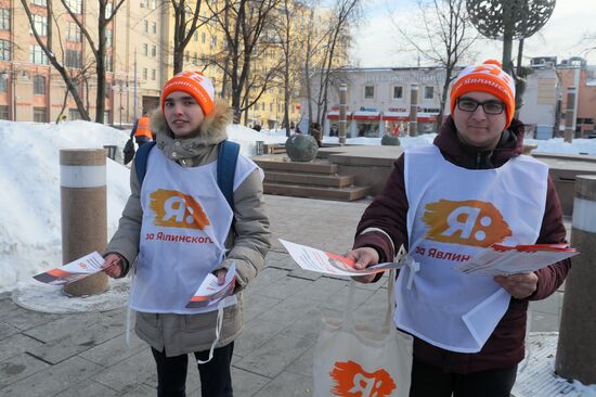 Distributing election leaflets in support of presidential candidate Grigory Yavlinsky