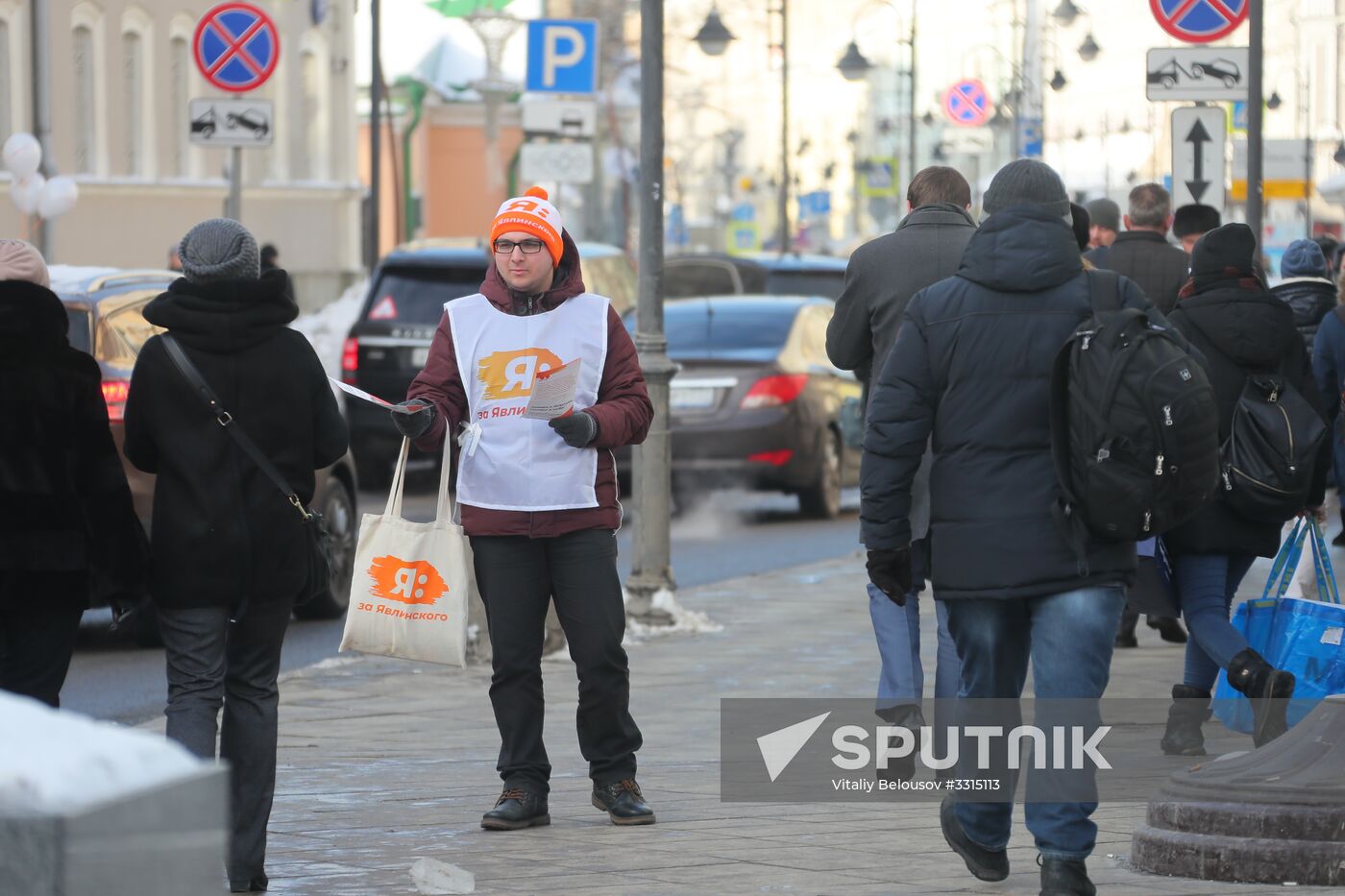 Distributing election leaflets in support of presidential candidate Grigory Yavlinsky