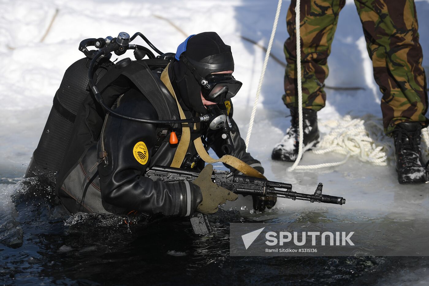 Divers of National Guard's special task force unit in combat training