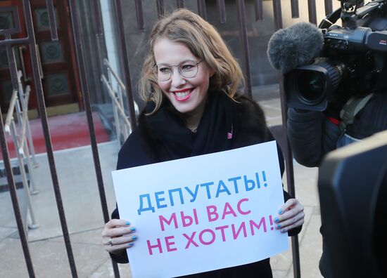 Presidential candidate Ksenia Sobchak holds single-person protest outside State Duma