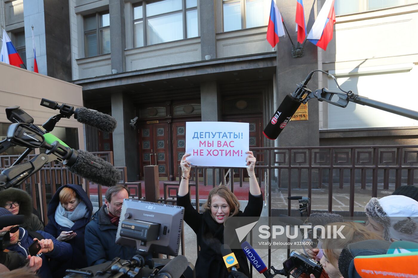 Presidential candidate Ksenia Sobchak holds single-person protest outside State Duma