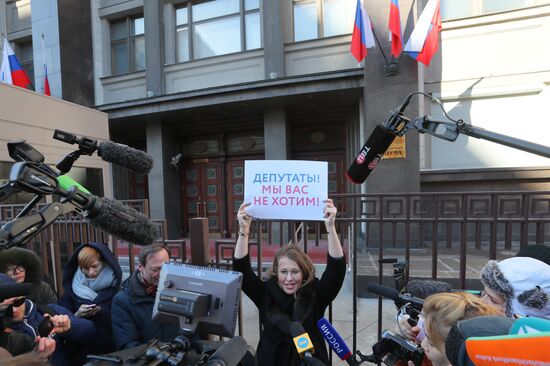 Presidential candidate Ksenia Sobchak holds single-person protest outside State Duma
