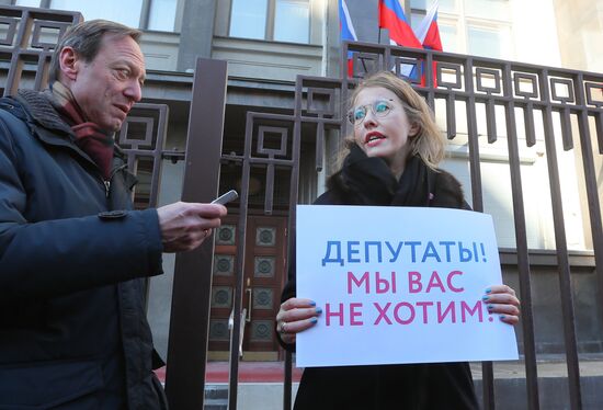 Presidential candidate Ksenia Sobchak holds single-person protest outside State Duma