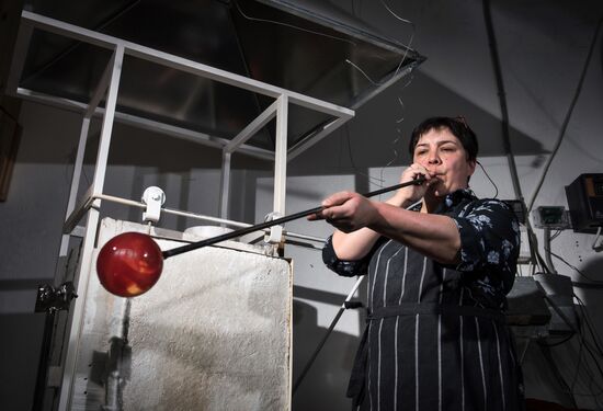 'Non-feminine' profession. Glassblower Yekaterina Vasilik
