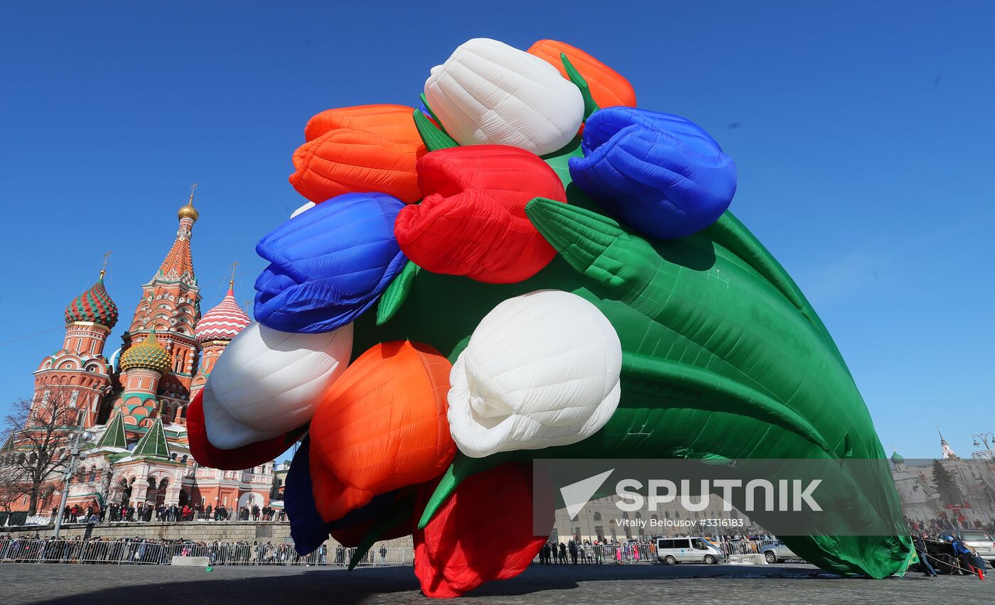 Air balloon shaped as bunch of tulips drifts over Moscow