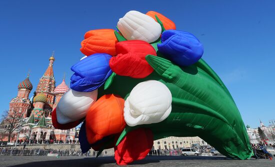 Air balloon shaped as bunch of tulips drifts over Moscow