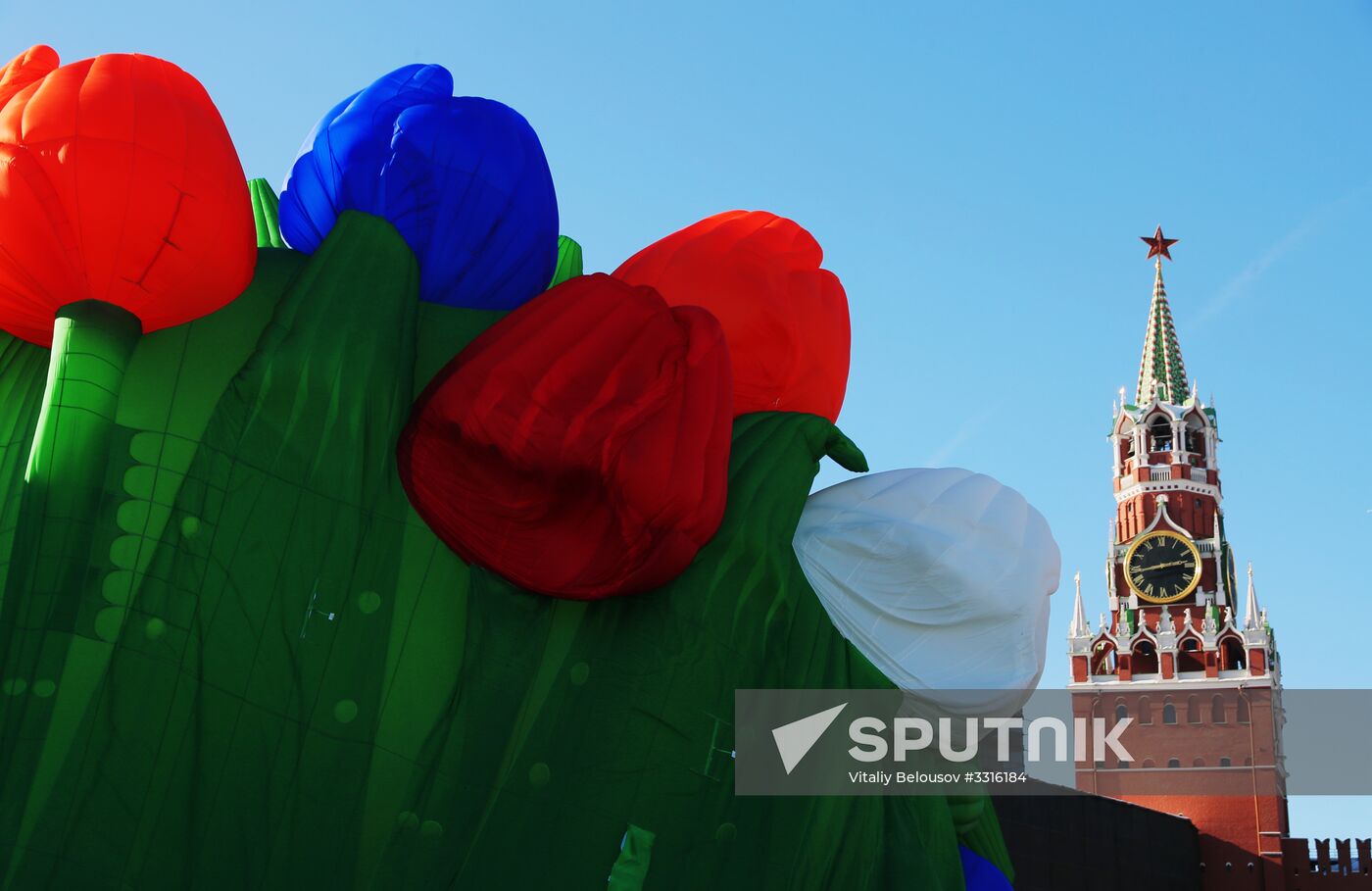 Air balloon shaped as bunch of tulips drifts over Moscow
