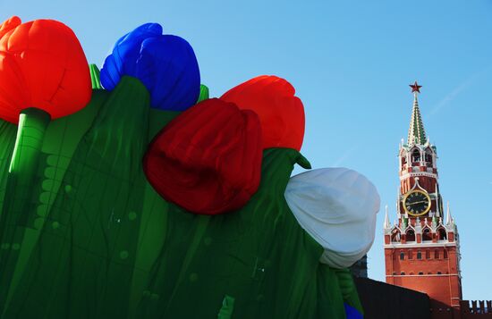 Air balloon shaped as bunch of tulips drifts over Moscow