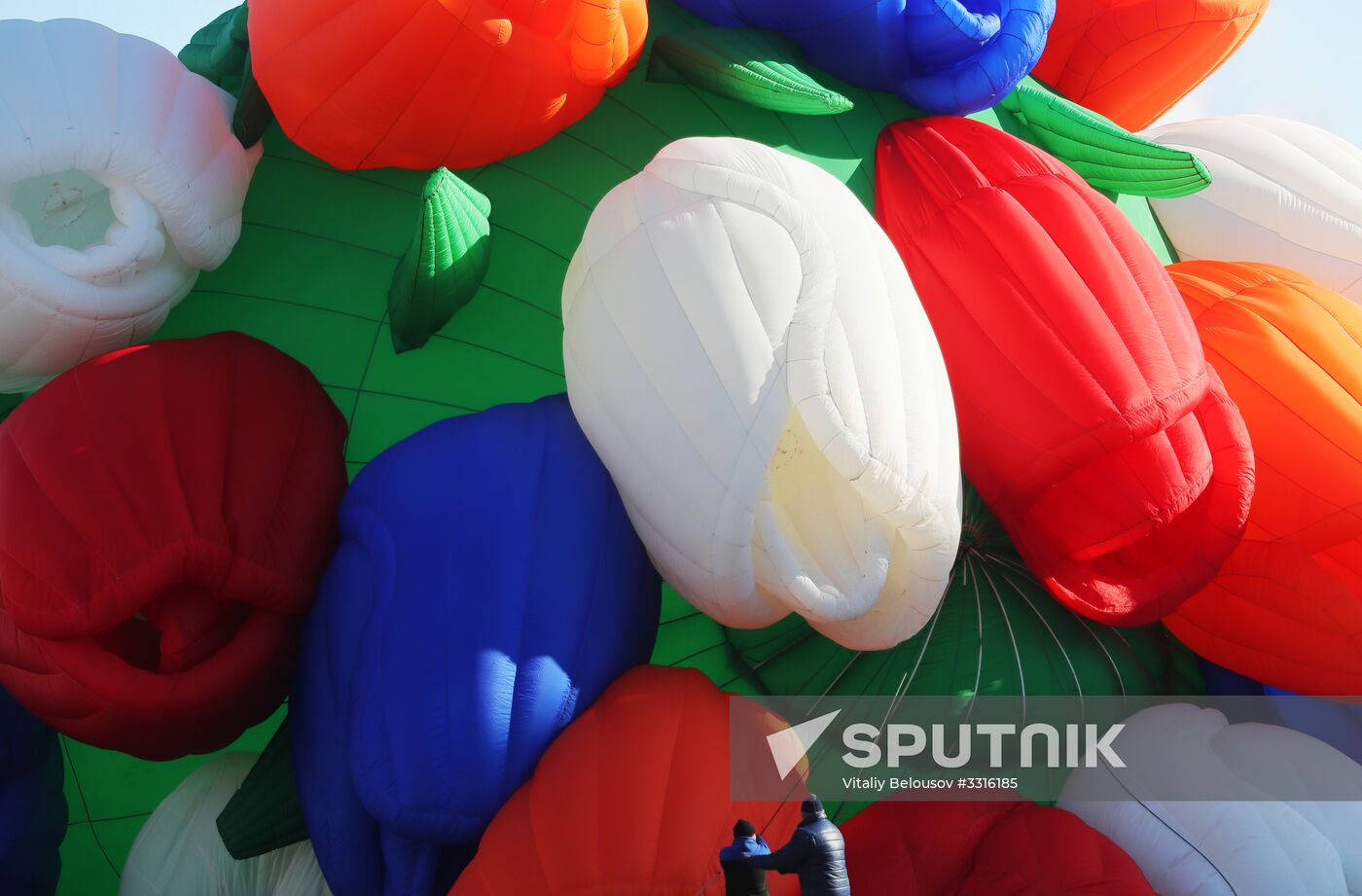 Air balloon shaped as bunch of tulips drifts over Moscow