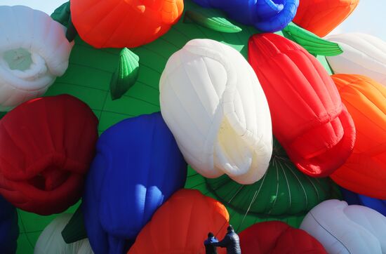 Air balloon shaped as bunch of tulips drifts over Moscow
