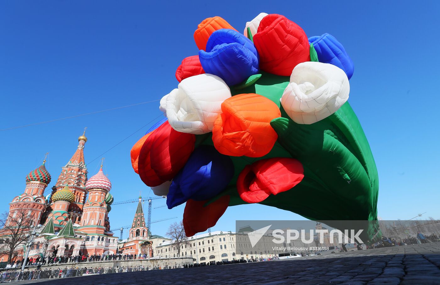 Air balloon shaped as bunch of tulips drifts over Moscow