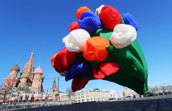 Air balloon shaped as bunch of tulips drifts over Moscow