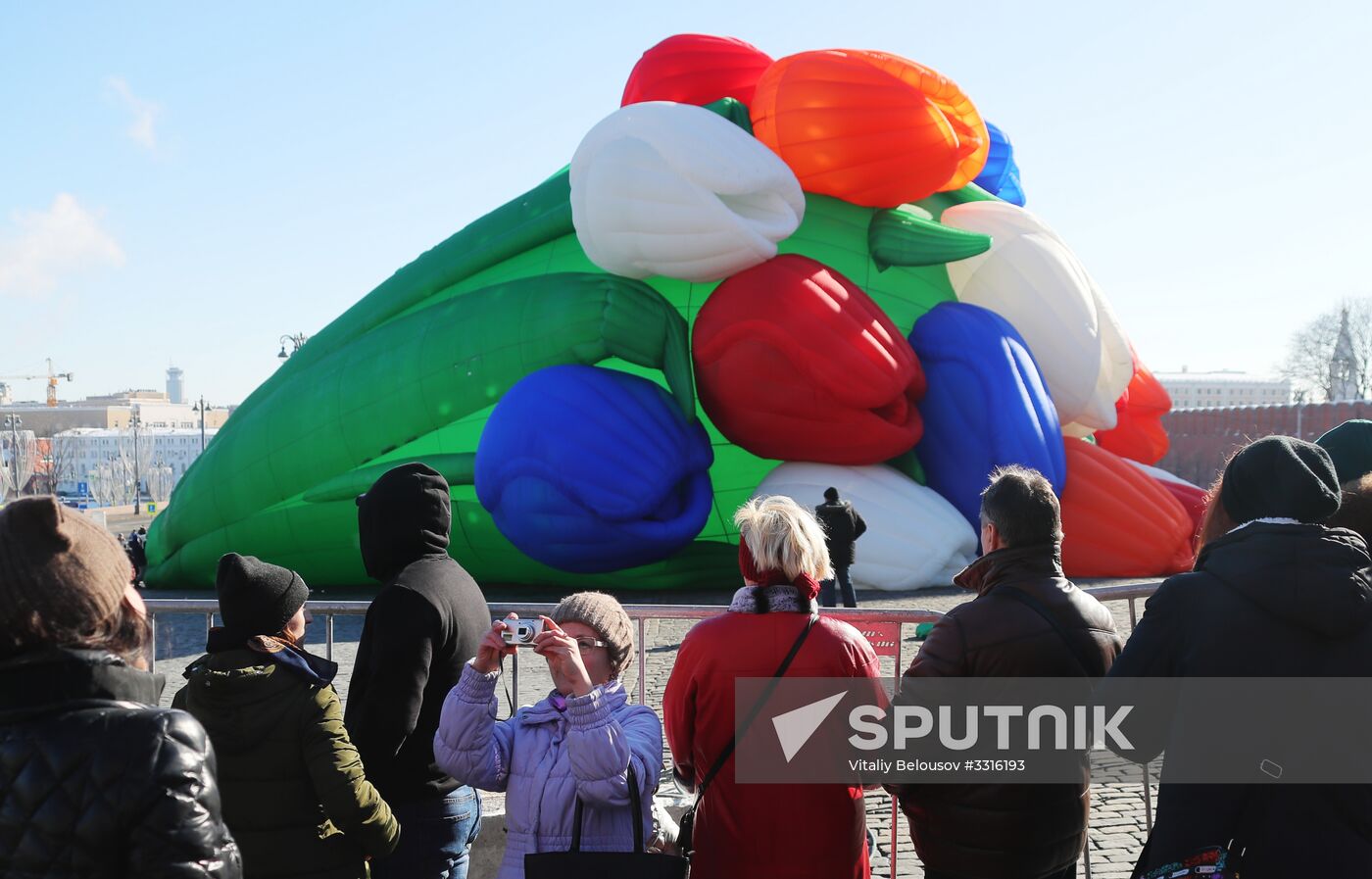 Air balloon shaped as bunch of tulips drifts over Moscow