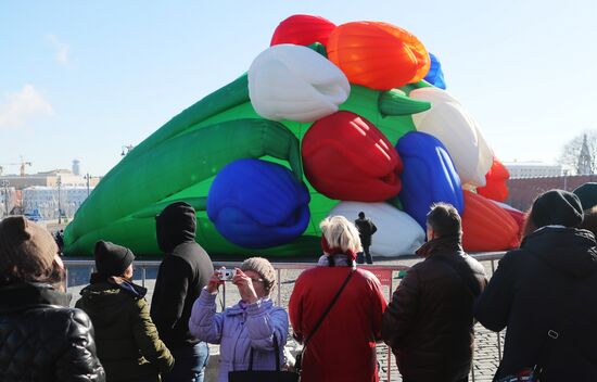 Air balloon shaped as bunch of tulips drifts over Moscow