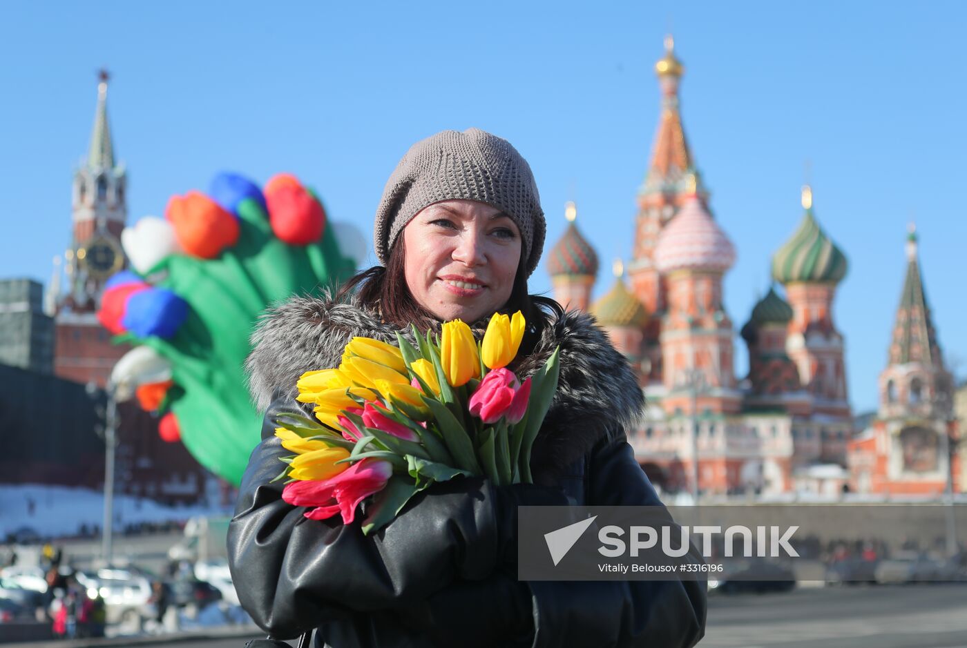 Air balloon shaped as bunch of tulips drifts over Moscow