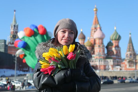 Air balloon shaped as bunch of tulips drifts over Moscow