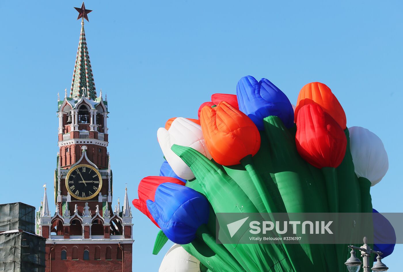 Air balloon shaped as bunch of tulips drifts over Moscow