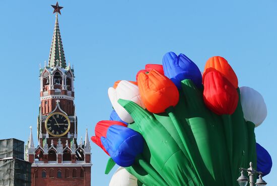 Air balloon shaped as bunch of tulips drifts over Moscow
