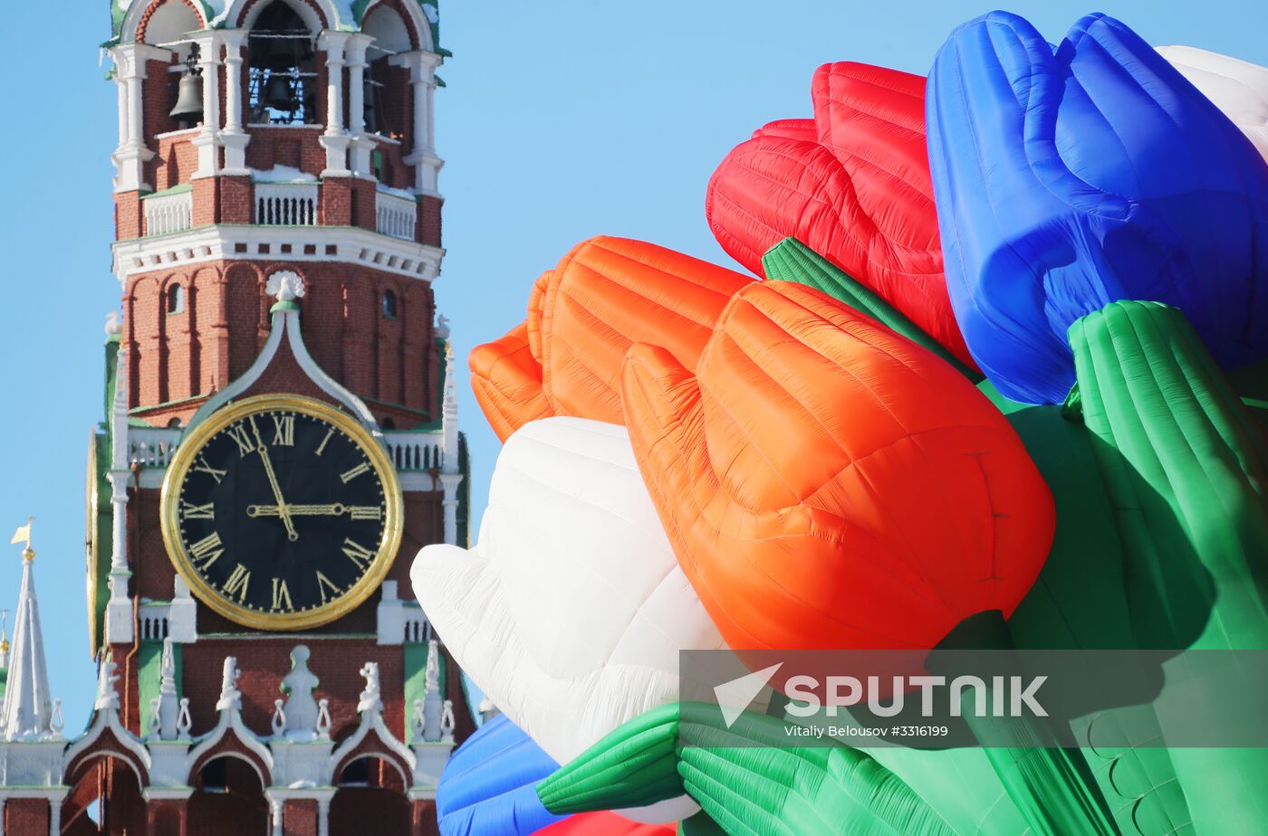 Air balloon shaped as bunch of tulips drifts over Moscow
