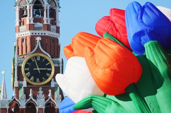 Air balloon shaped as bunch of tulips drifts over Moscow