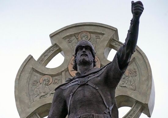 Alexander Nevsky monument is erected in Kaliningrad
