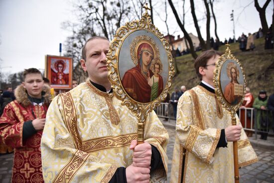 Cross procession in honor of Catholic Easter in Lviv
