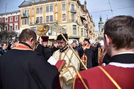 Cross procession in honor of Catholic Easter in Lviv