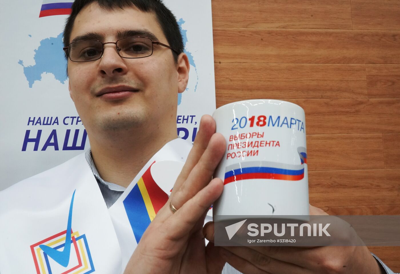 Presenting merchandise for presidential election in Russia