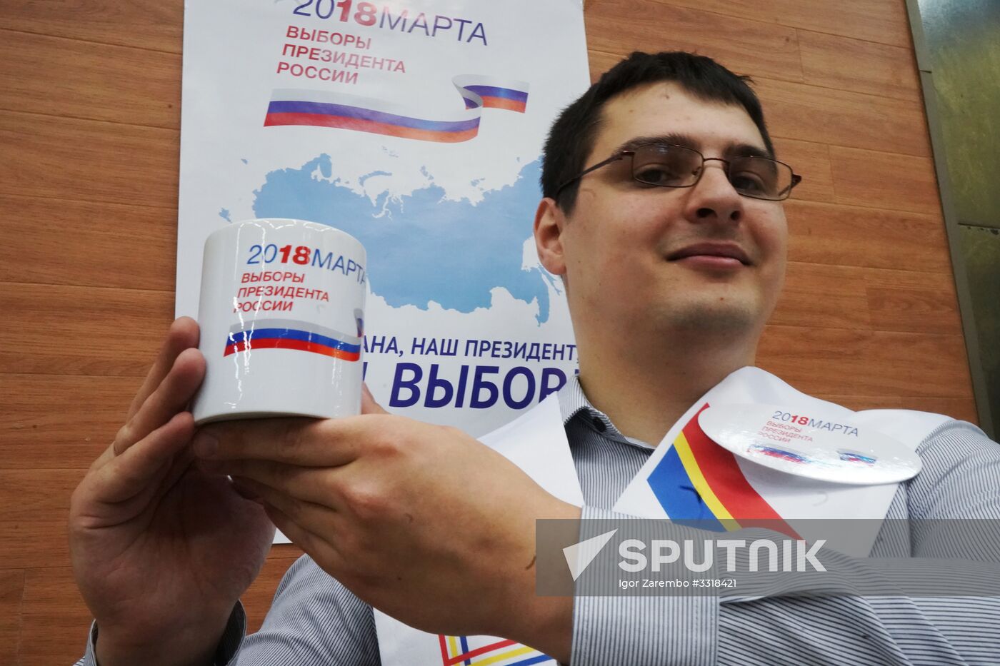 Presenting merchandise for presidential election in Russia
