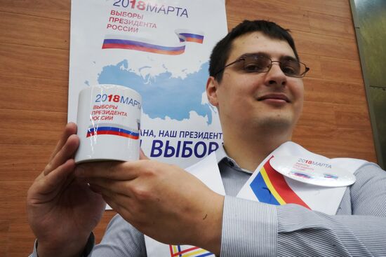 Presenting merchandise for presidential election in Russia