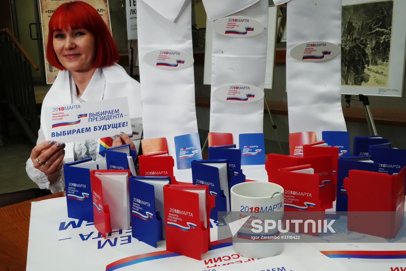 Presenting merchandise for presidential election in Russia