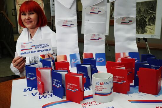 Presenting merchandise for presidential election in Russia