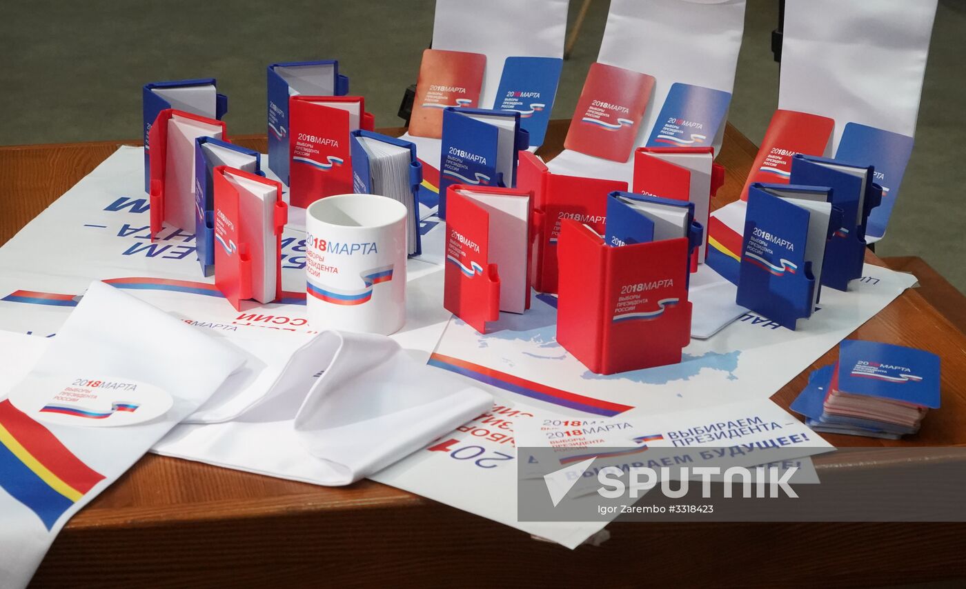 Presenting merchandise for presidential election in Russia