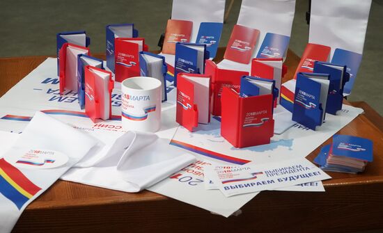 Presenting merchandise for presidential election in Russia