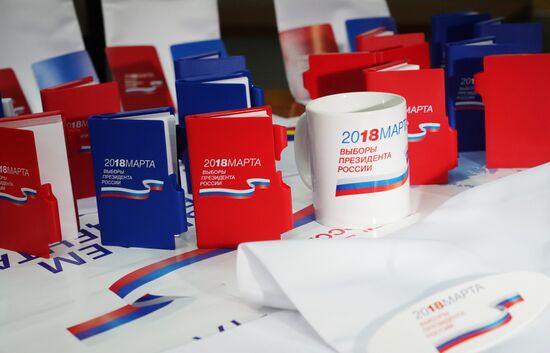 Presenting merchandise for presidential election in Russia