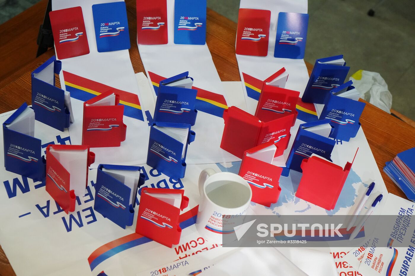 Presenting merchandise for presidential election in Russia