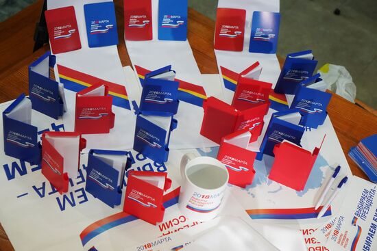 Presenting merchandise for presidential election in Russia