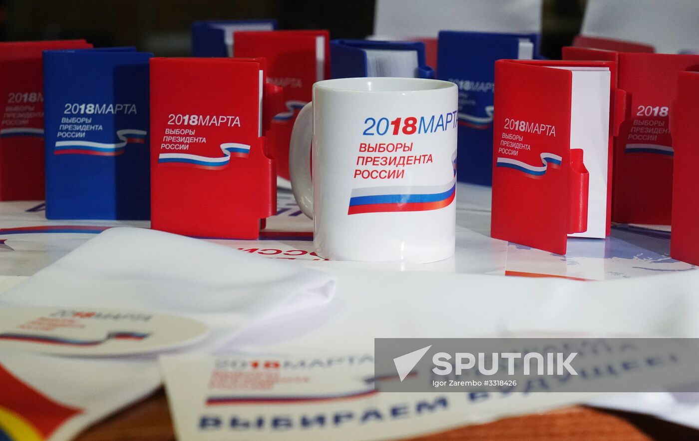 Presenting merchandise for presidential election in Russia