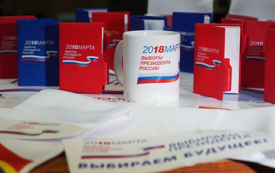 Presenting merchandise for presidential election in Russia