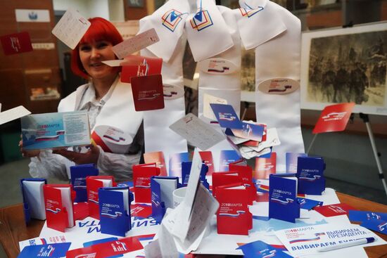 Presenting merchandise for presidential election in Russia