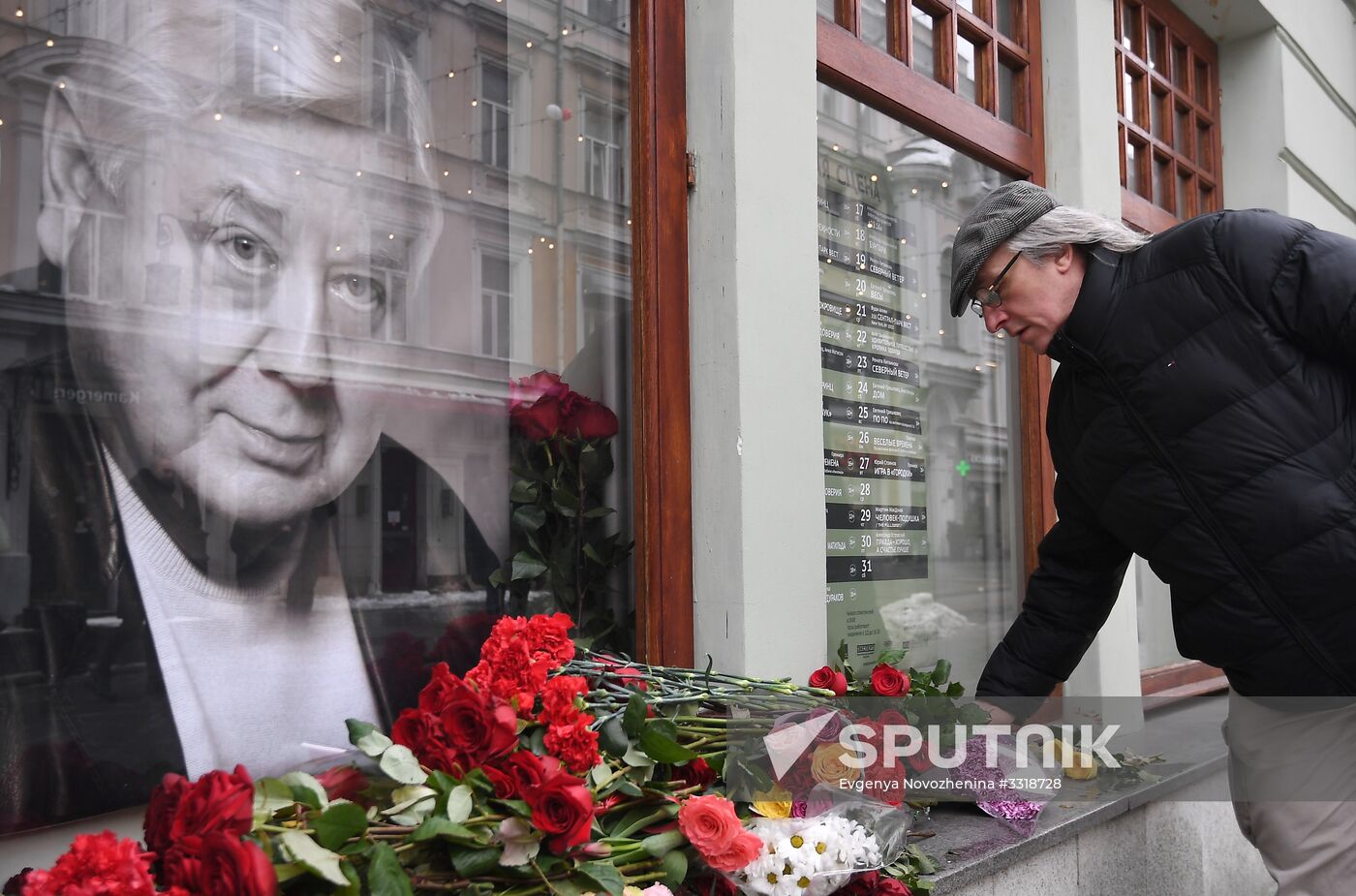 Moscow residents lay flowers in memory of Oleg Tabakov