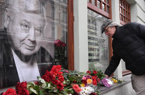 Moscow residents lay flowers in memory of Oleg Tabakov