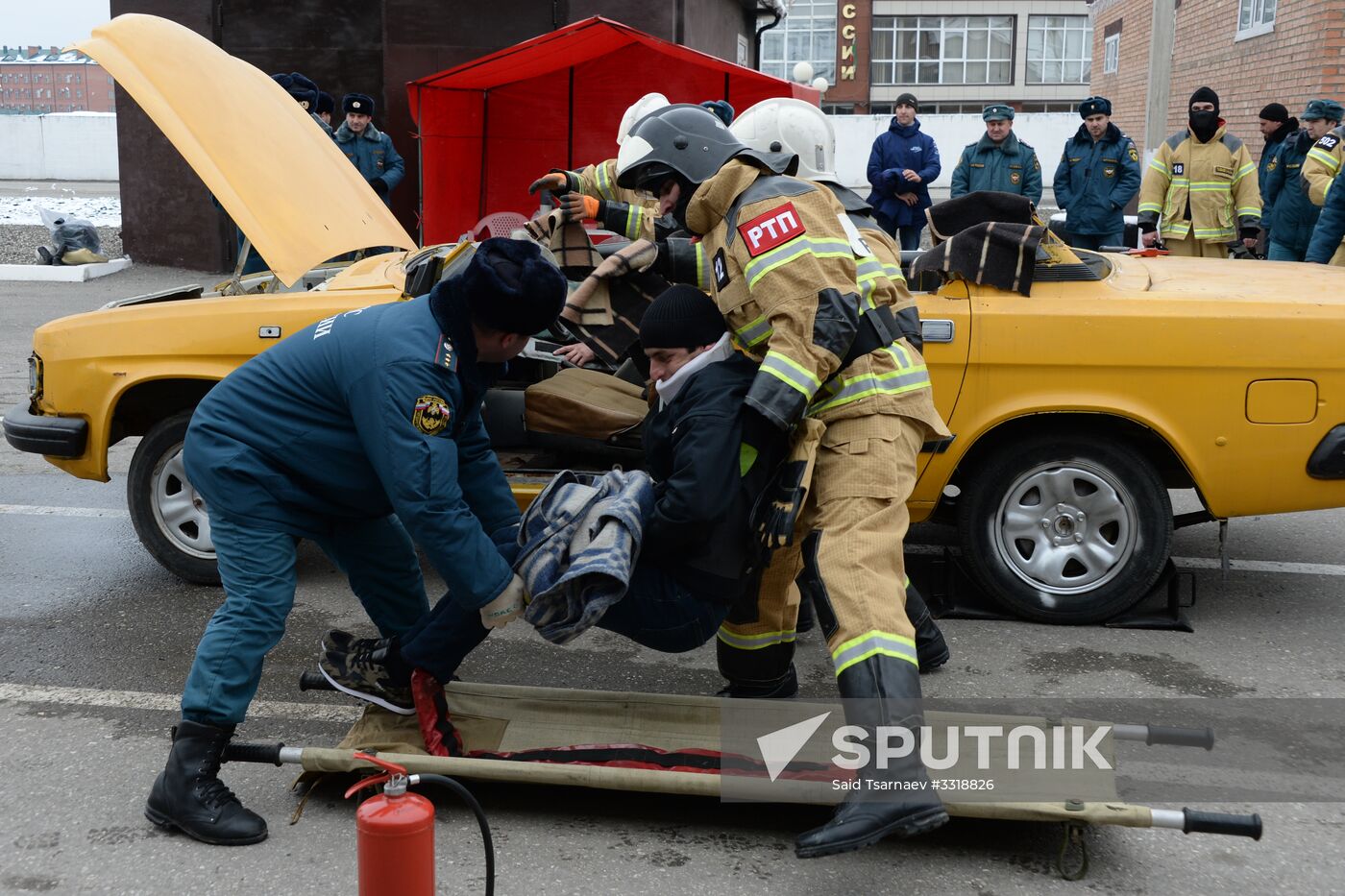 Competition in car accident relief efforts in Grozny