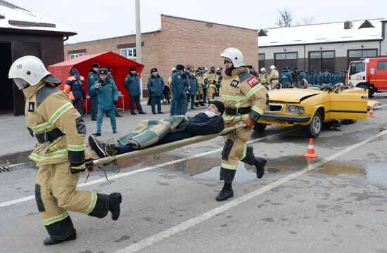 Competition in car accident relief efforts in Grozny